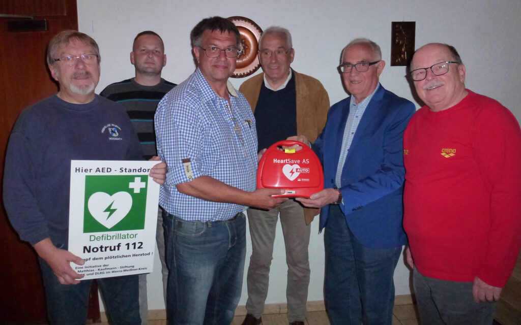 Übergabe eines von der MATTHIAS-KAUFMANN-STIFTUNG mitfinanzierten vollautomatischen Defibrillators für die Freiwillige Feuerwehr in Roßbach
