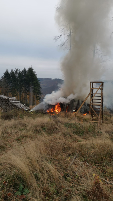 Brand eines Holzstapels am Langenberg bei Hundelshausen am 14.11.2021